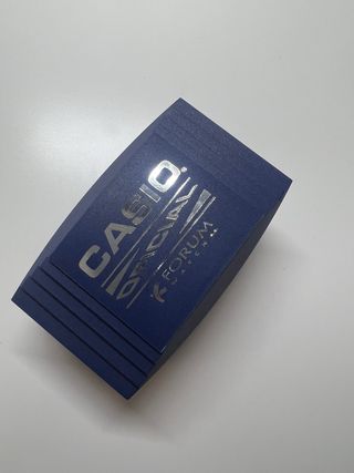 Caja de reloj Casio azul y plateada