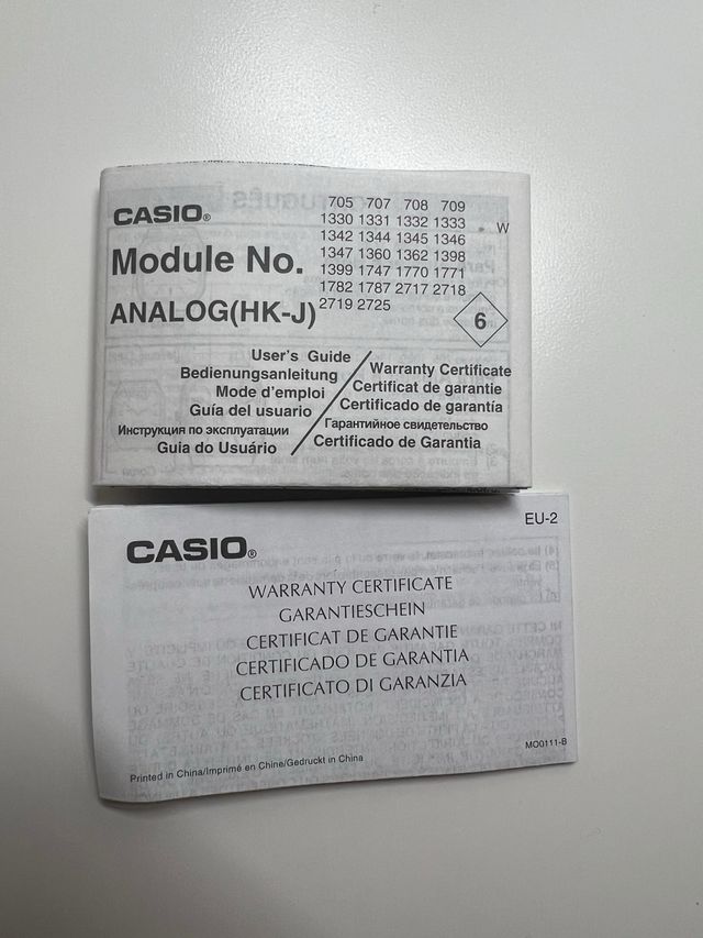 Caja de reloj Casio azul y plateada