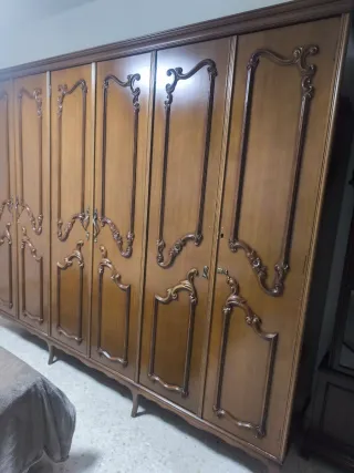 Armario de madera clásico