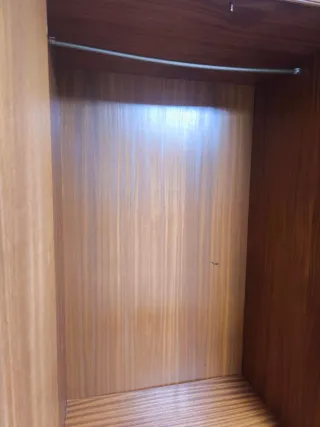 Armario de madera clásico