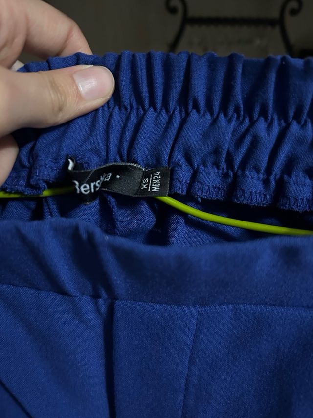 Pantalón azul eléctrico