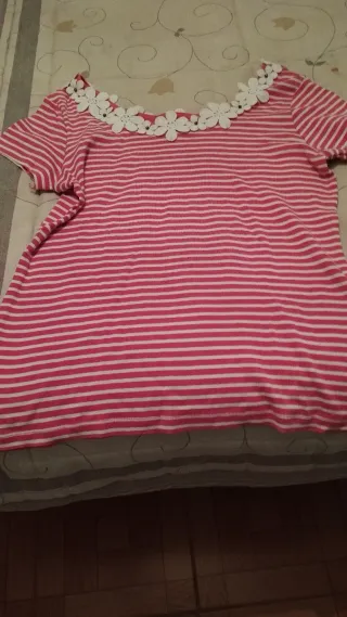 Camiseta de rayas rosas y blancas