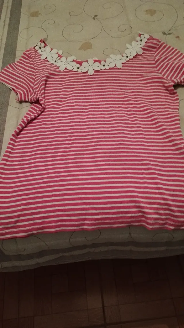 Camiseta de rayas rosas y blancas