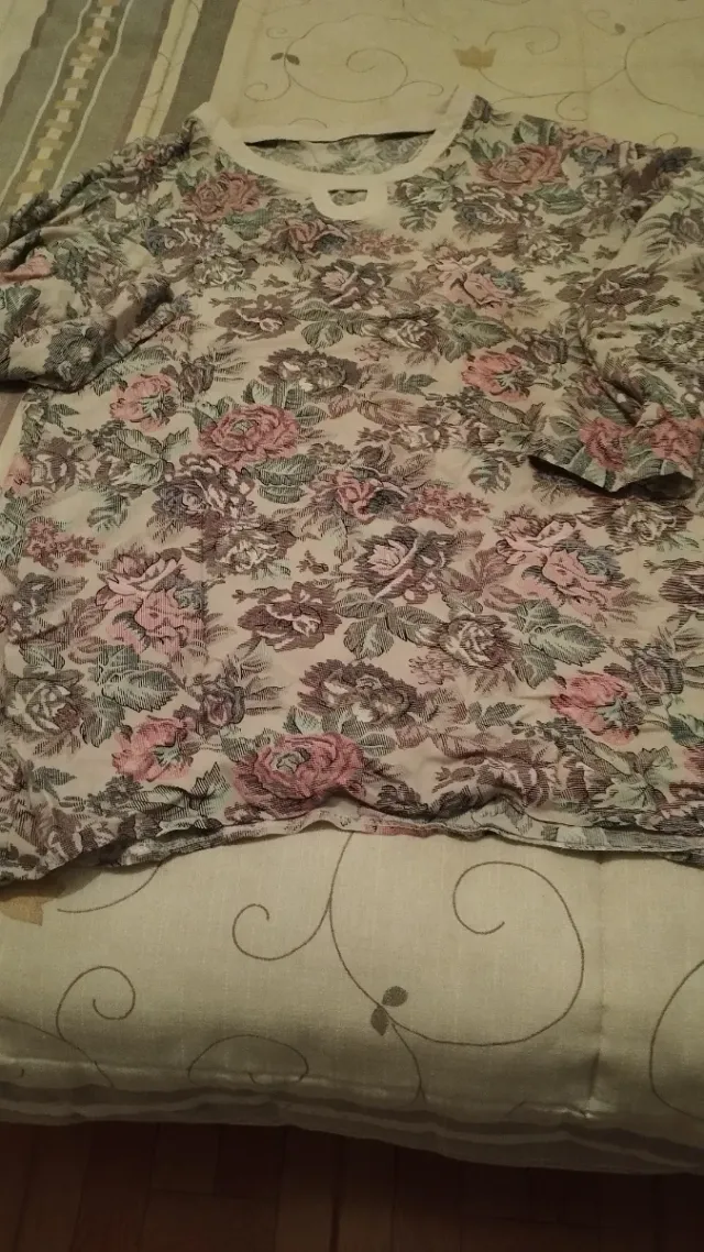 Camiseta de rayas rosas y blancas