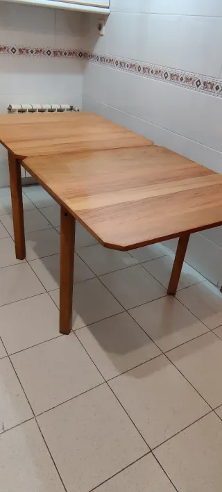 Mesa libro madera y cristal y dos sillas.
