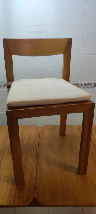 Mesa libro madera y cristal y dos sillas.