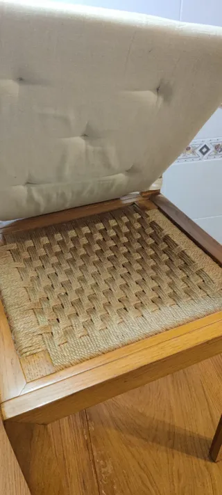 Mesa libro madera y cristal y dos sillas.