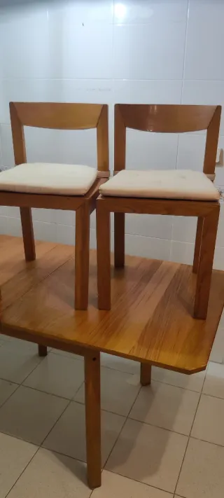 Mesa libro madera y cristal y dos sillas.