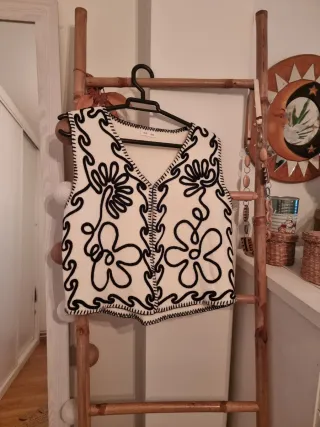 Chaleco lana bordado blanco y negro