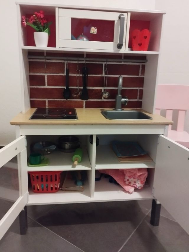 Cocinita de madera con accesorios