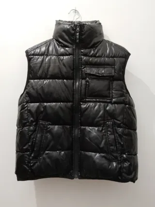 Gilet imbottito nero con cappuccio