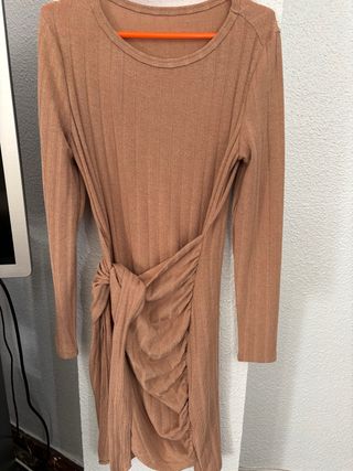 Vestido marrón de punto con nudo