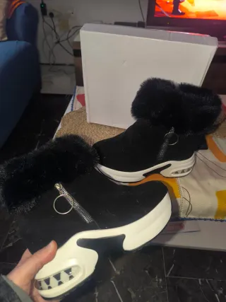 Botines negros con detalles blancos