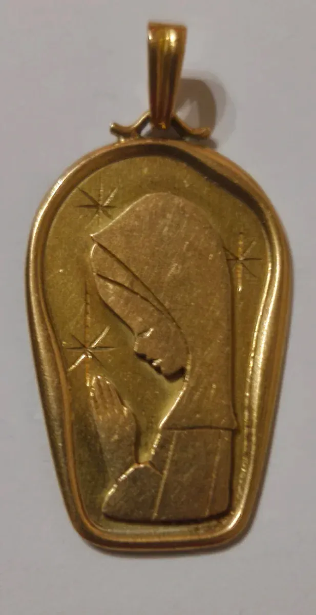 Colgante oro 18 kt Virgen rezando maciza