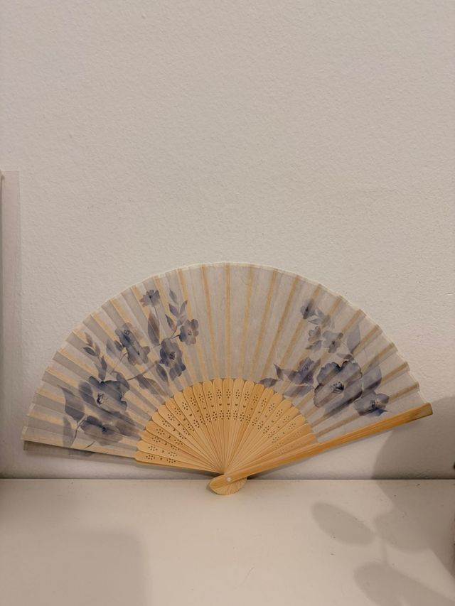 Abanico japonés floral beige y azul