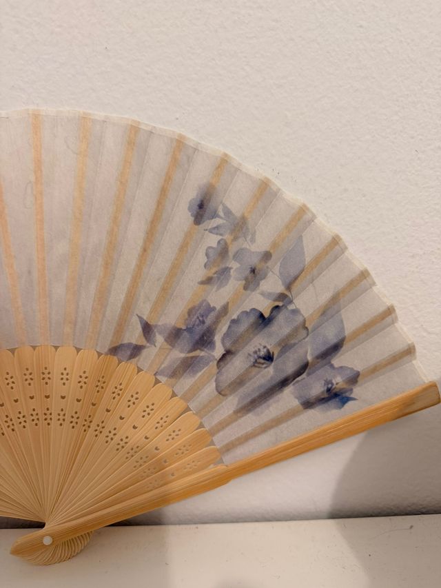 Abanico japonés floral beige y azul