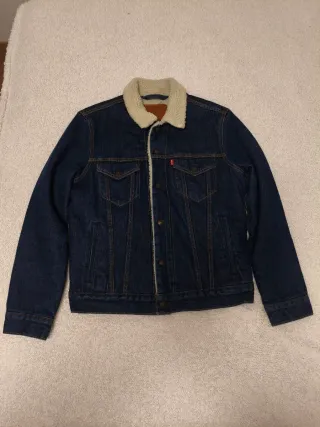 Cazadora Levi's azul con borreguillo