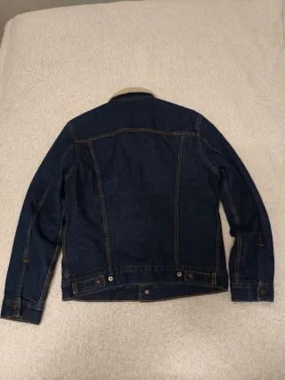 Cazadora Levi's azul con borreguillo