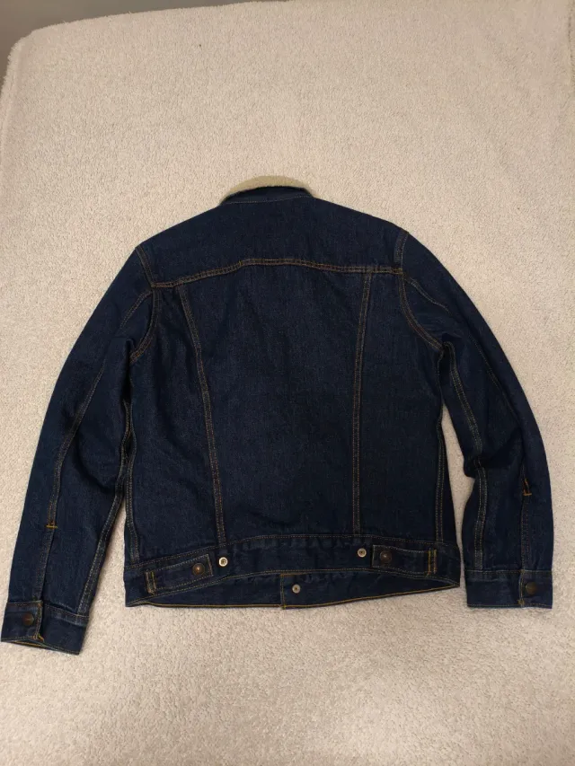 Cazadora Levi's azul con borreguillo