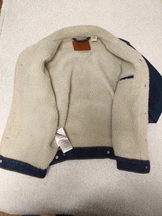 Cazadora Levi's azul con borreguillo