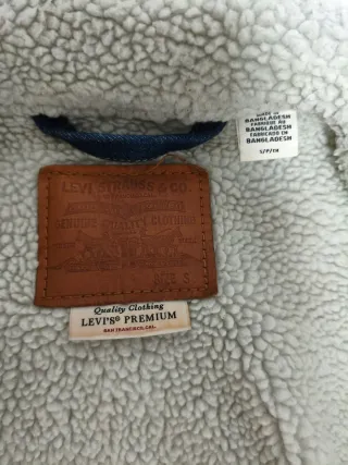 Cazadora Levi's azul con borreguillo