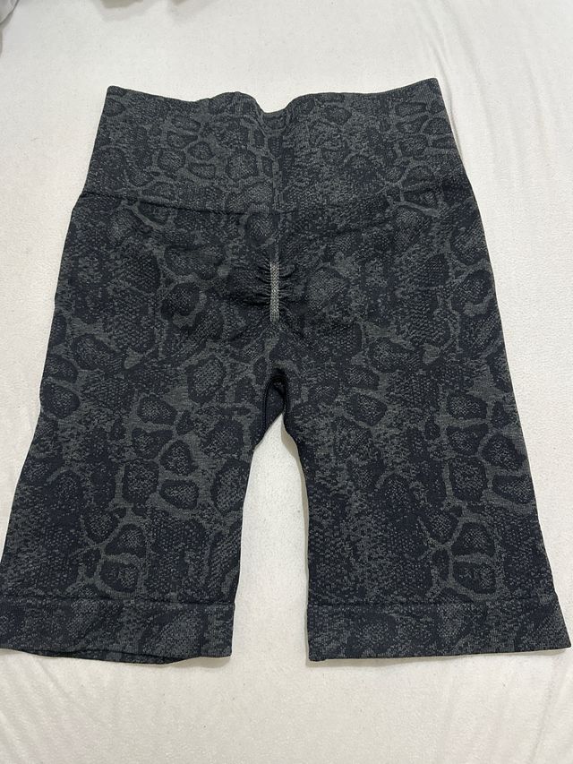 Mallas cortas Gymshark efecto piel serpiente