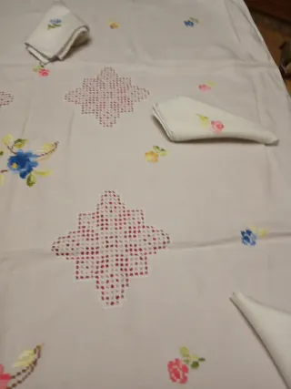 Mantelería bordada a mano con 10 servilletas