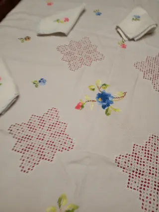 Mantelería bordada a mano con 10 servilletas