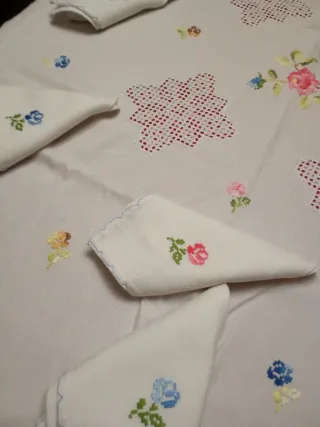 Mantelería bordada a mano con 10 servilletas