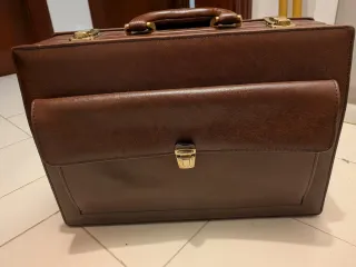 Maletín médico clásico marrón