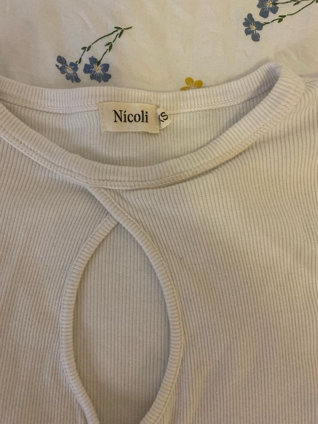 Camiseta blanca Nicoli con escote
