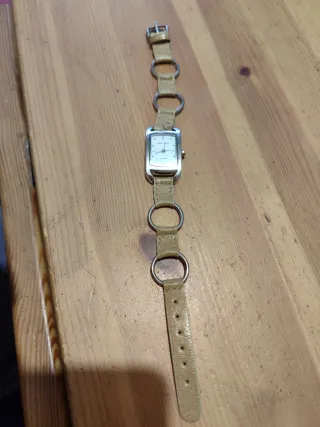 Reloj Longchamp Quartz Beige y Plateado