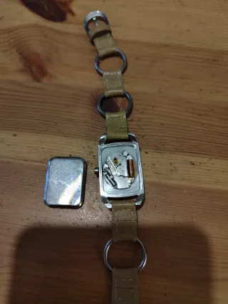 Reloj Longchamp Quartz Beige y Plateado