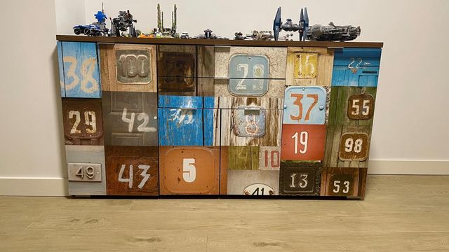 Mueble vintage con diseño de números