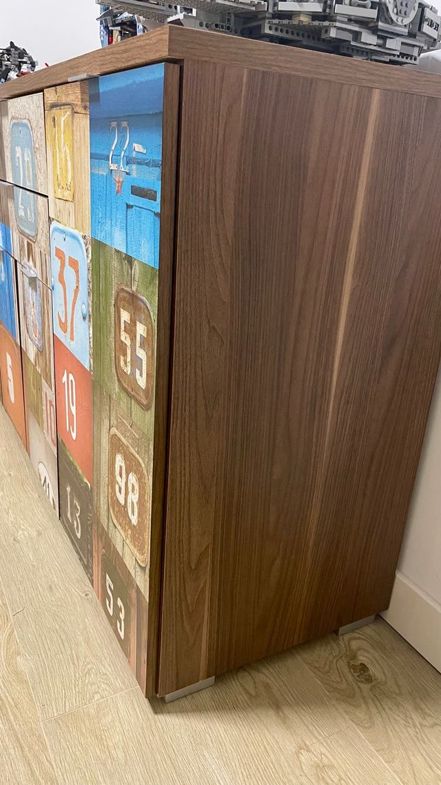 Mueble vintage con diseño de números