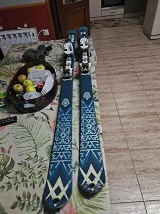 Esquís travesía Völkl Qanik con fijaciones Tyrolia