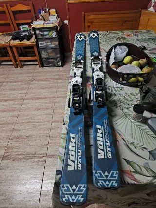 Esquís travesía Völkl Qanik con fijaciones Tyrolia