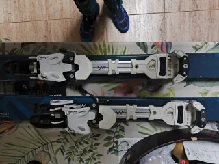 Esquís travesía Völkl Qanik con fijaciones Tyrolia