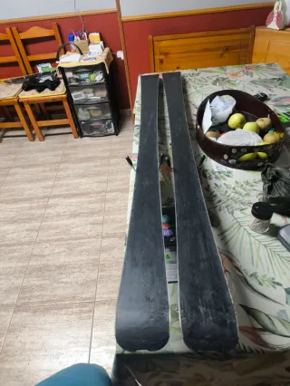 Esquís travesía Völkl Qanik con fijaciones Tyrolia