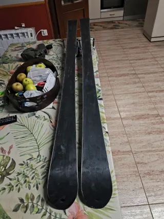 Esquís travesía Völkl Qanik con fijaciones Tyrolia