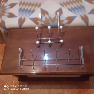 Perchas metálicas plateadas y blancas