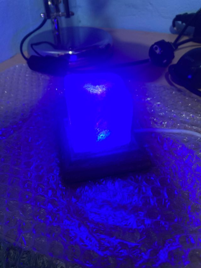 Piedra speciale con luce blu