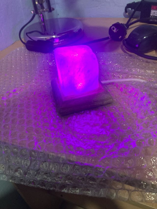 Piedra speciale con luce blu