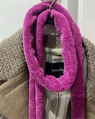Bufanda terciopelo buganvilla con pompones