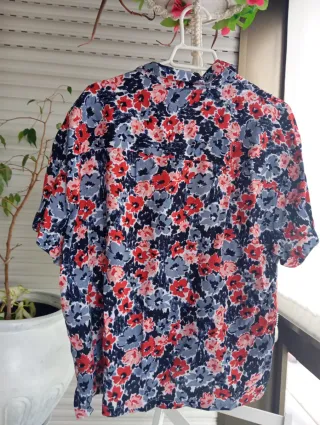Bonita Blusa floral azul y roja