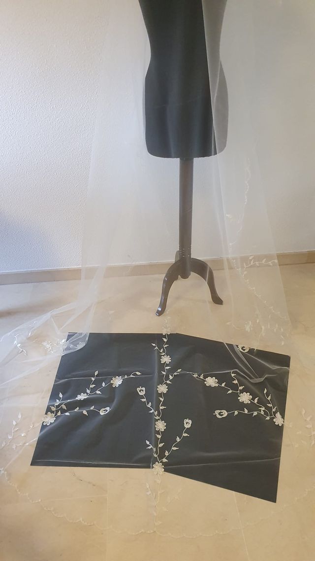 Velo de novia bordado floral