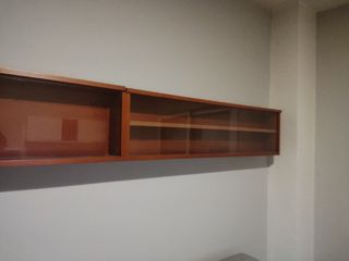 Vitrina expositora madera y cristal.