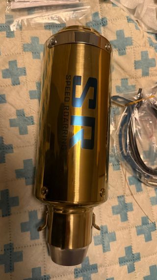 Cola de escape moto dorada SR