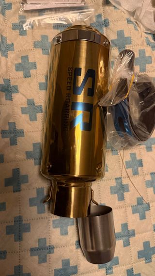 Cola de escape moto dorada SR