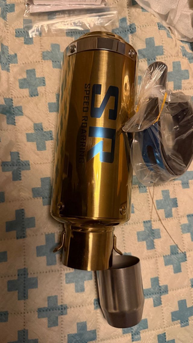 Cola de escape moto dorada SR